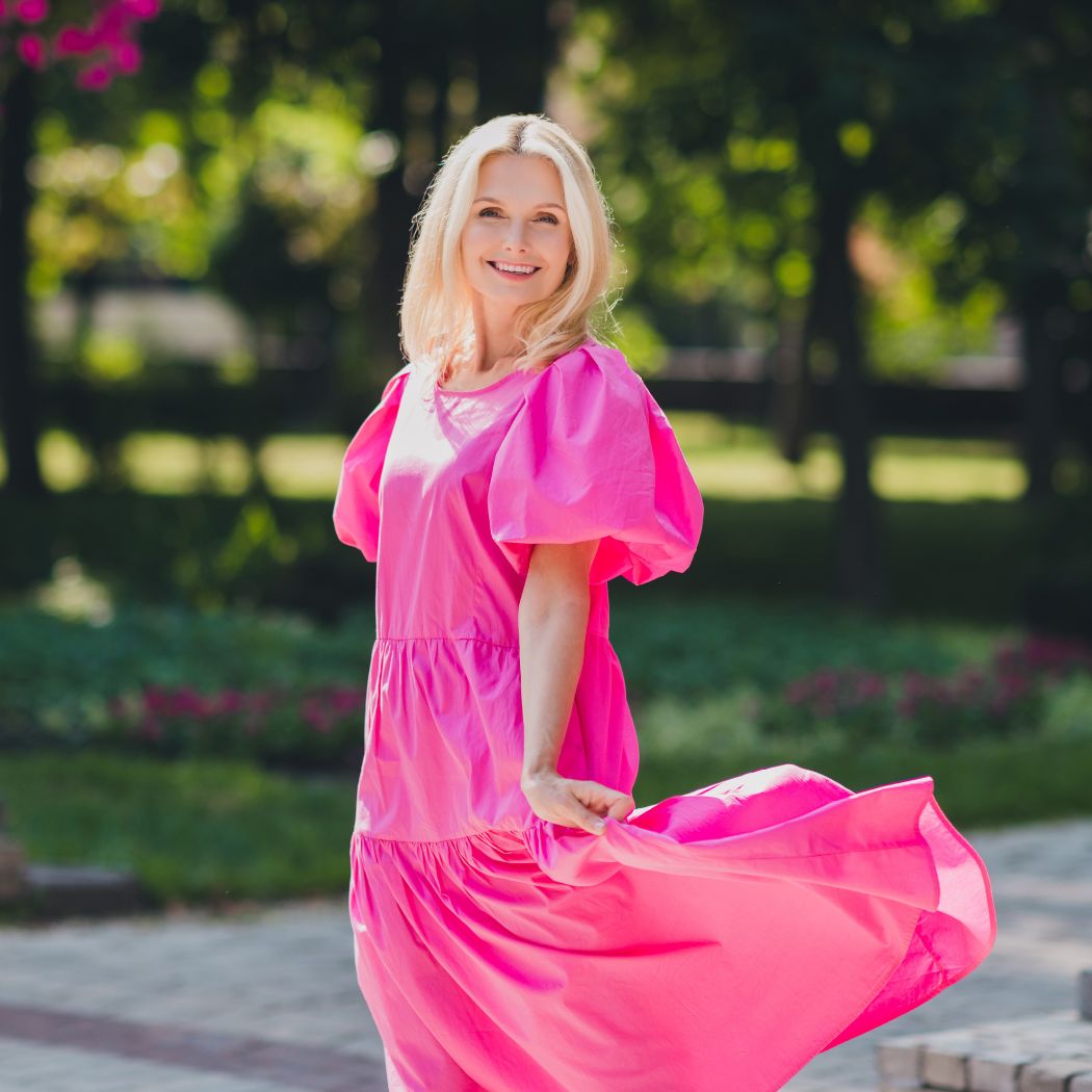 Najmodniejsze letnie sukienki na 50-latek. Jako redaktorka mody mówię wprost: „warto"